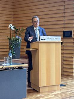 Quelle: Philipp Brutscher Prof. Schüller im Anzug am Rednerpult
