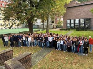 Quelle: Katholische Akademie der Erzdiözese Freiburg Gruppenfoto von 120 Schülerinnen und Schüler im grünen Innenhof des Collegium Borromaeum