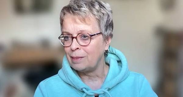 Eine Frau in einem hellblauen Kapuzenpullover